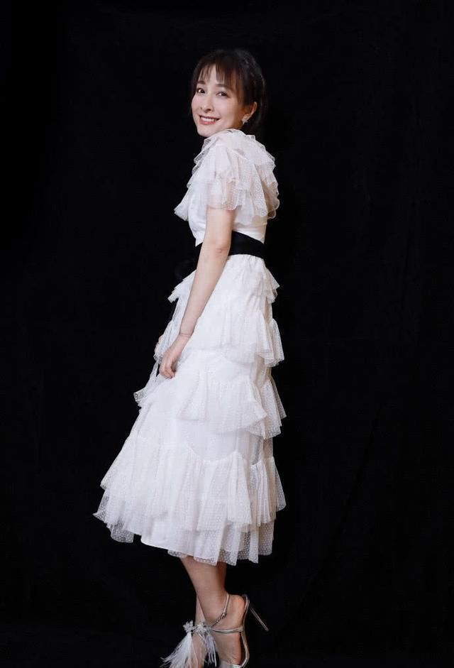 17岁张子枫终于穿对了一回！蛋糕裙亮丽俏皮，撞衫吴昕也毫不逊色