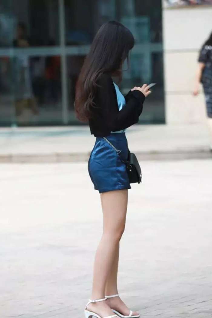 街拍: 深蓝短裤美女, 身材玲珑剔透, 侧面凹凸有致!