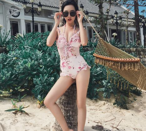 优雅的泳衣小姐姐甜美随性，皮肤白皙，很是养眼！