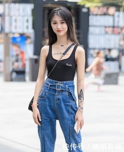  『美女』美女街拍：时尚靓丽的小姐姐，穿搭打底裤，质感十足！