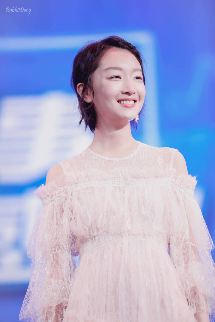 周冬雨蕾丝短裙出席活动，干净的气质，纯美的笑容