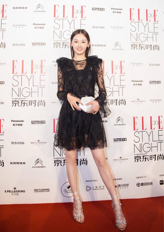 学苗苗穿衣服总是没错，简单就是美，放几十年后也是经典