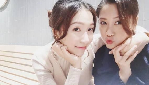 [全屏幕]“千亿元女朋友”偎依在好闺蜜胸口发嗲，扎双麻花辫全屏幕清纯少女气场