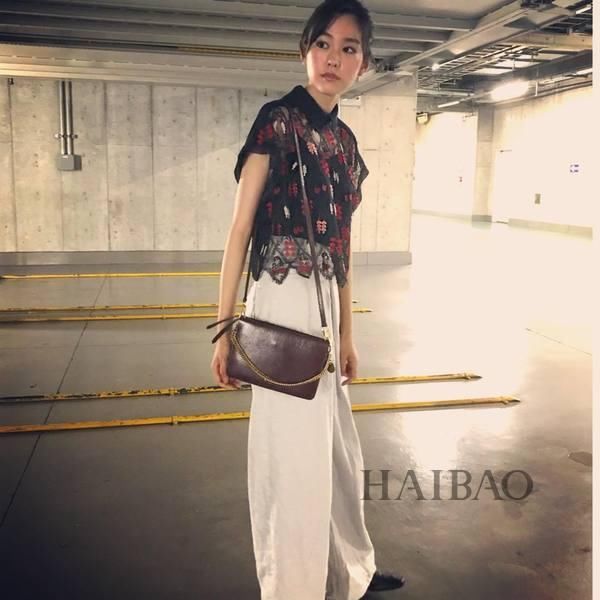 石原里美香港游这样穿?明星型人都爱的黑白配这样穿才好看:最简单