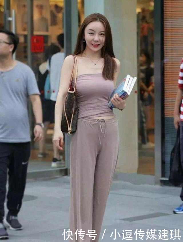『显得』路人街拍,小姐姐妩媚动,穿土黄色的高筒袜,十分惊艳