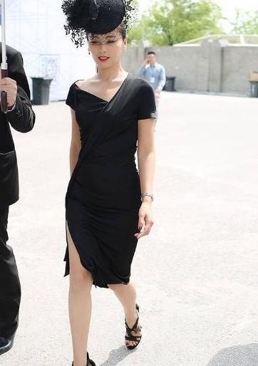 刘涛黑色连衣裙出没在烈烈炎日下，亮点不是头顶的帽子，而是微微