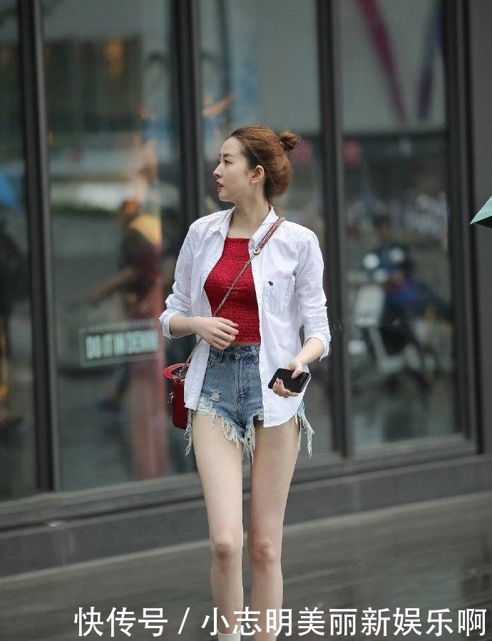 衬衣@街拍:小姐姐白色衬衣搭配牛仔短裤,满屏幕的高挑美腿!惹人爱!