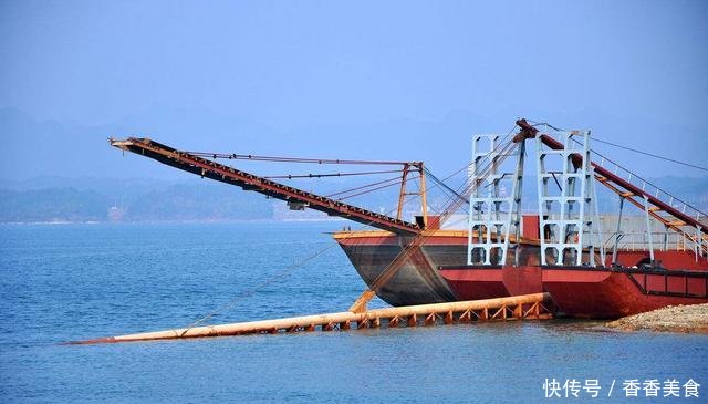 中国山东有一个县, 居住的人口越来越少, 其中有两个原因