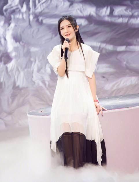 谢娜“洗碗手套”戴一只，还在腿上大玩透视