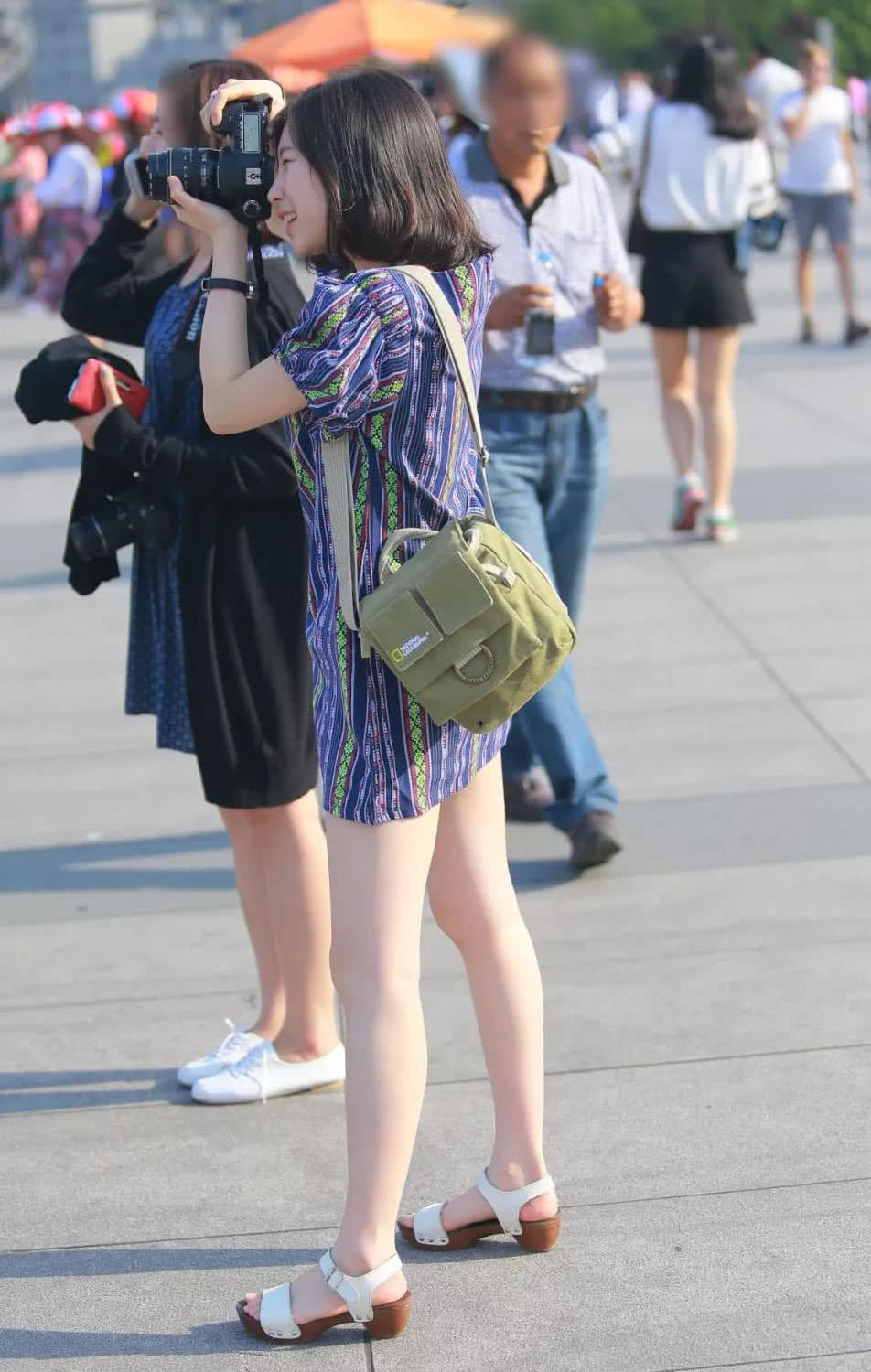 萝莉可爱小姐姐宽松连衣裙，玲珑有致，白皙美腿，美脚，恋足网友