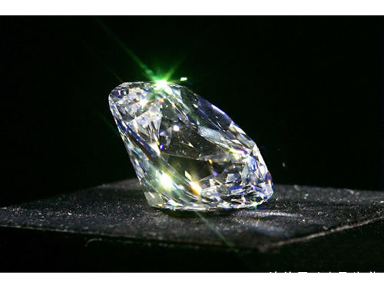  价值：山东农夫捡到钻石主动上交，重量达158克，专家价值10亿