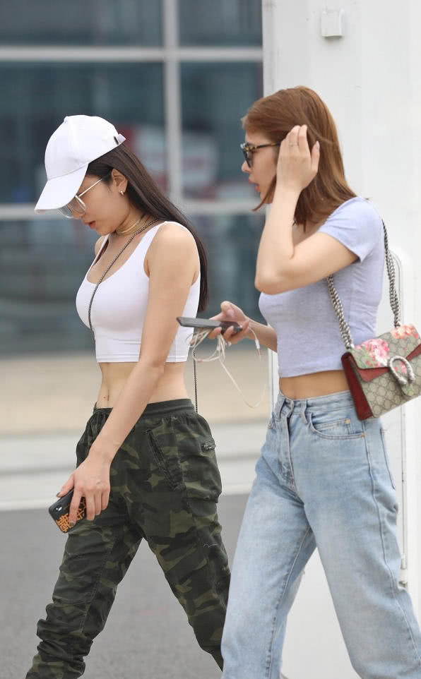 小姐姐军绿色的修身长裤尽显清爽干练的气质，身材高挑的闺蜜居然