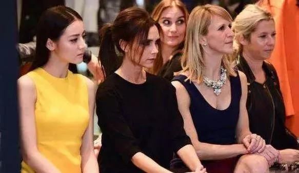 热巴的美腿获贝嫂称赞，这黄色连衣裙下面的也是设计的一部分吧？