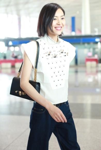 刘雯大夏天穿棉拖?网友:隔着屏幕都冒汗!