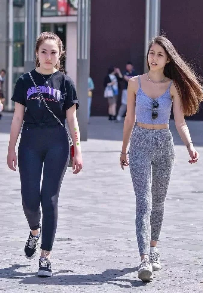 紧身装的姐妹花裹出丰腴的臀线，一看就是健身教练很有小女人味