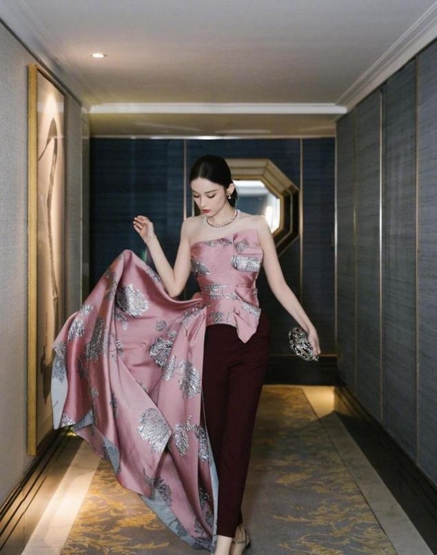 『 抹胸』穿拖地款抹胸配9分裤亮相，172cm高腿真的长，古力娜扎美出新高度