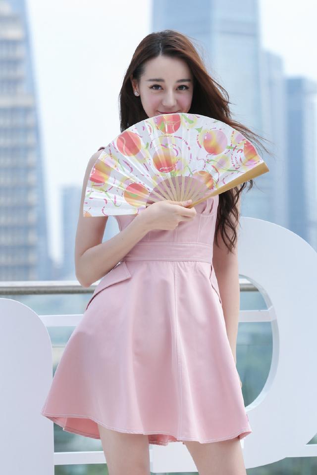 据说迪丽热巴是百年难遇的美女, 网友直呼: 腿精