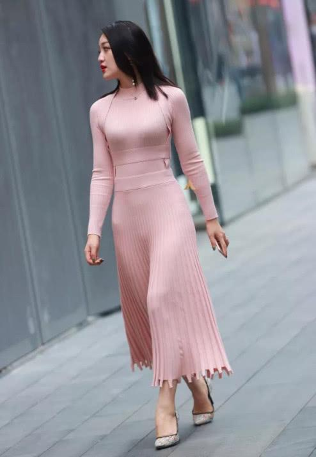 街拍:夏日街头上小姐姐们这样的打扮潮感十足,身段更是美妙动人