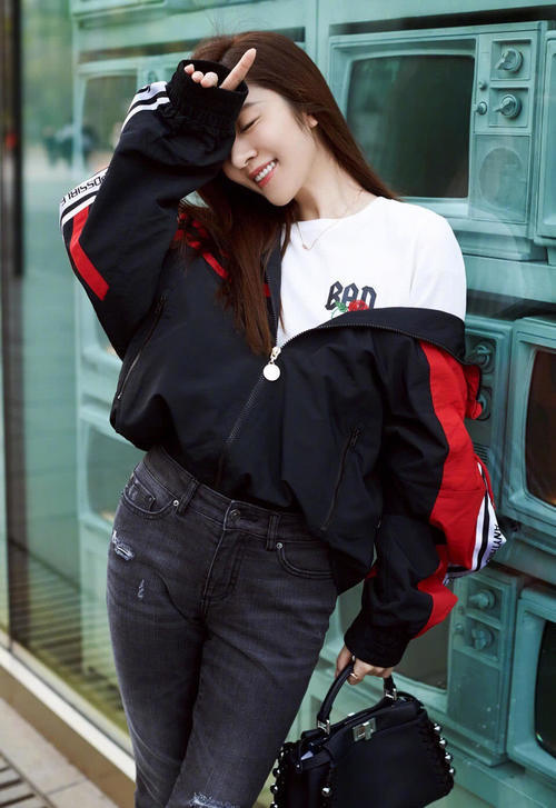 王晓晨衣服只穿两层的,一身黑裙如此有料,这腿简直了!