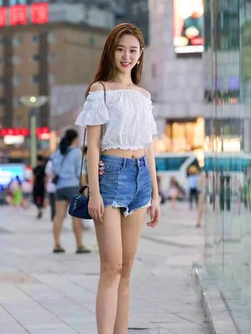  『搭配』养眼女神街拍：月貌花容的小姐姐，一件白色一字肩配牛仔短裤，青春靓丽美