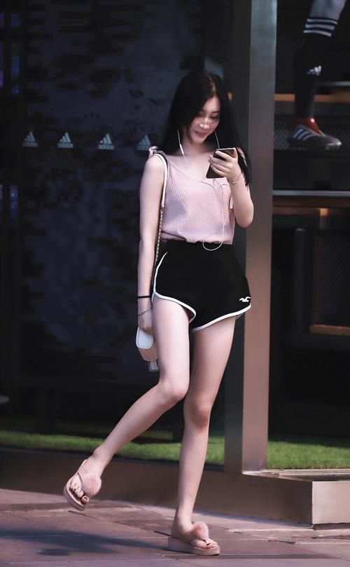 街拍：炎热夏季姑娘们清凉出行简约又时尚，你最喜欢哪一位？