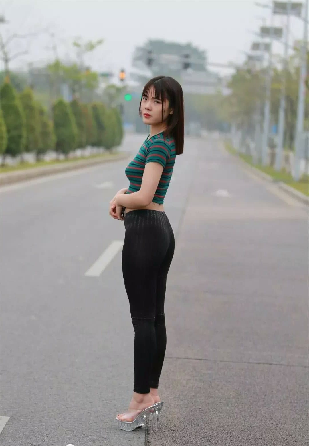 气质小姐姐紧身装勾勒完美的身材曲线，清纯甜美