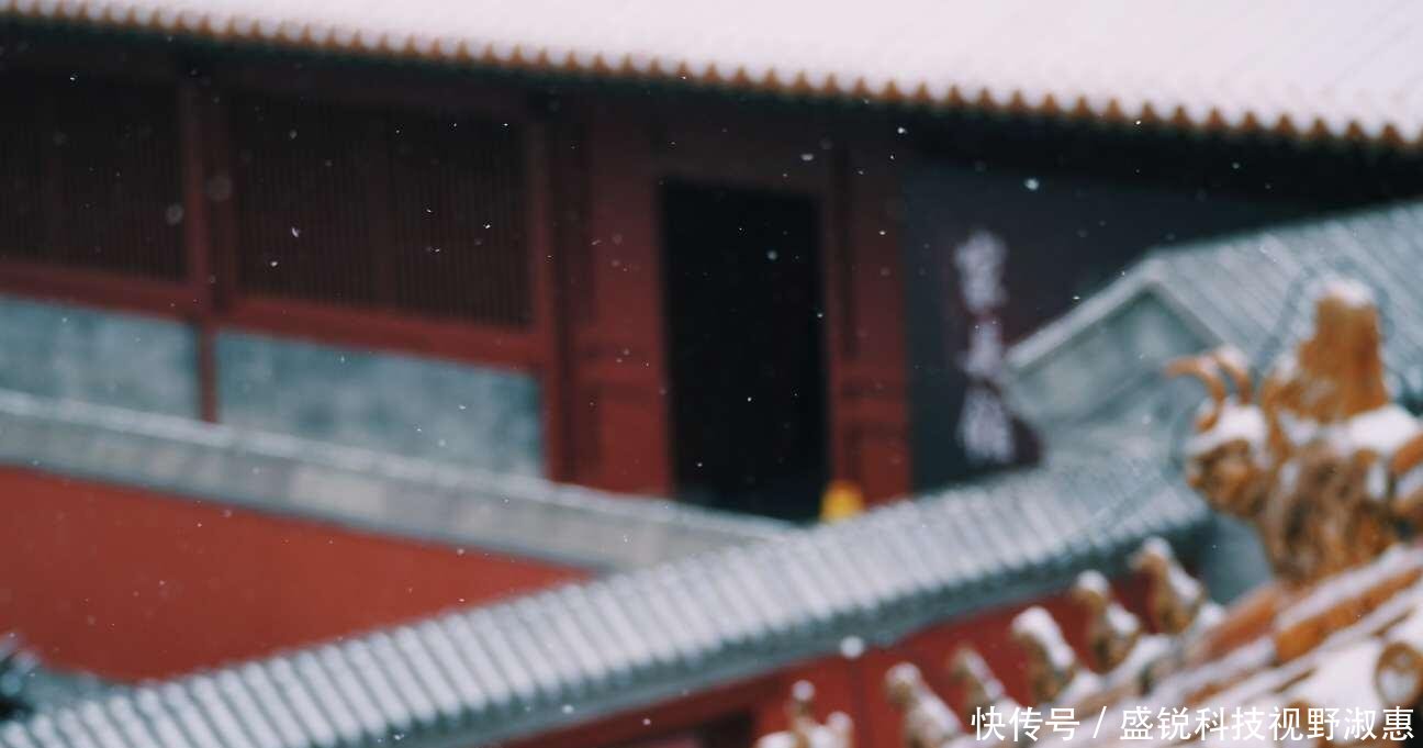 游故宫时，即使是在下雨天，为什么故宫屋顶也不存在漏雨现象