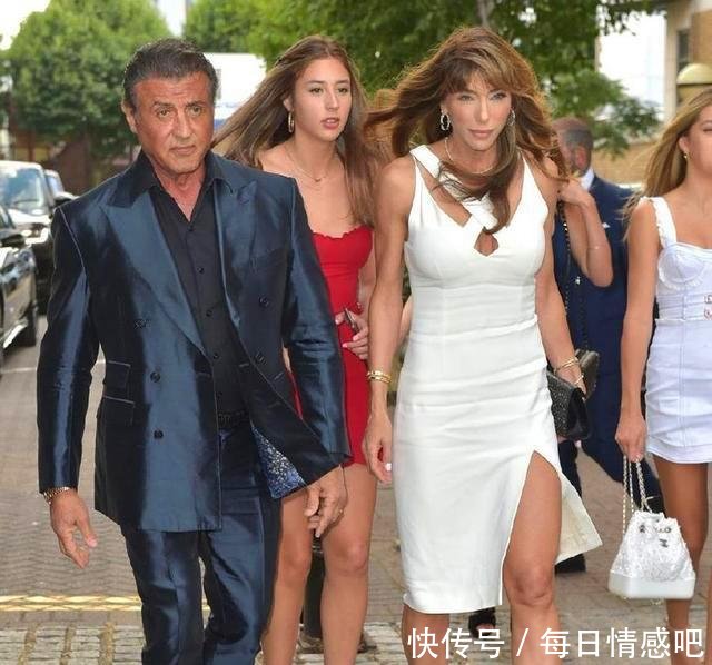 街拍图1史泰龙妻子，图2胸线尽显！图3打扮妩媚，女人味十足！