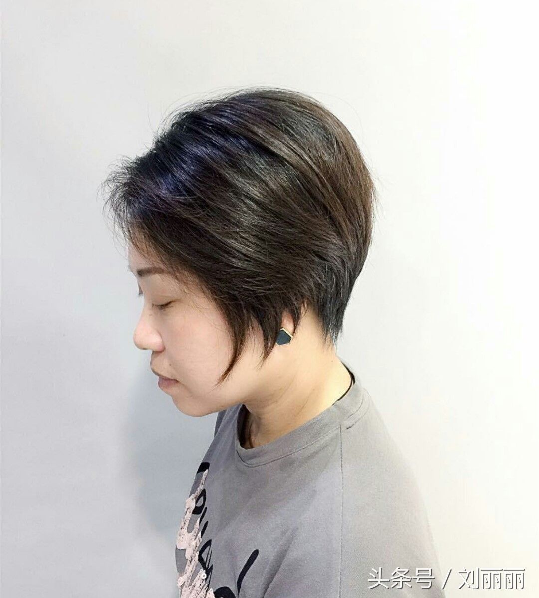 “中年女性发型”不都是“洋气小卷”,10款蓬松短发更年轻奥