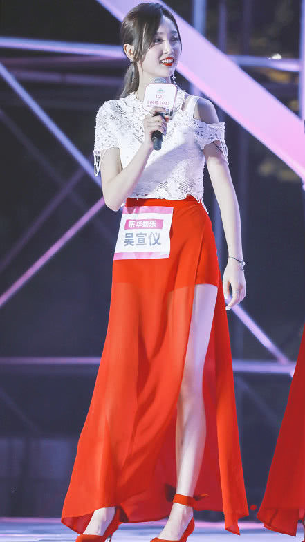 吴宣仪不愧是中国第一美腿，热裤秀腿超性感!