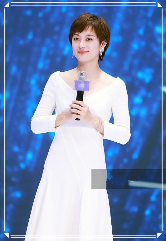 本以为穿白色长裙的马伊琍气质够好的了，可看到孙俪，我沉默了！