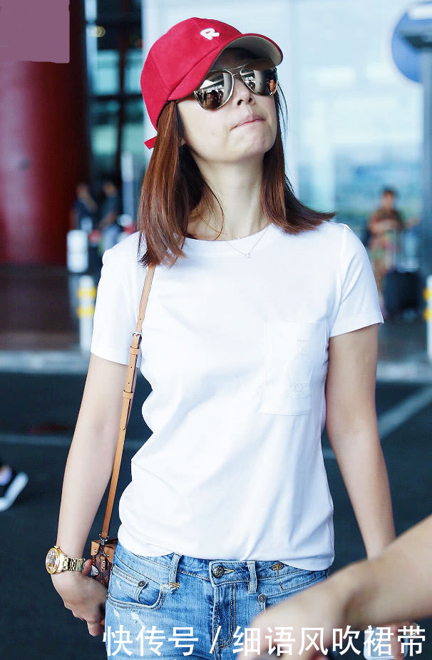 林心如素颜现身机场,一身衣服平淡无奇,手上的首饰与金表亮瞎眼