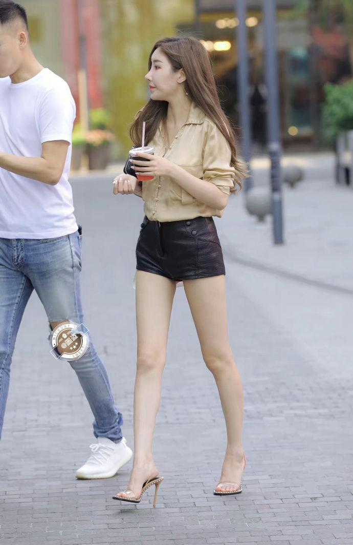 路人街拍，小姐姐拥有修长玉腿，美到极致