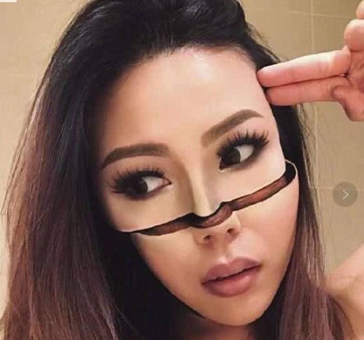 外国美妆博主走红网络，化妆吓到母亲差点报警，技术堪比PS!