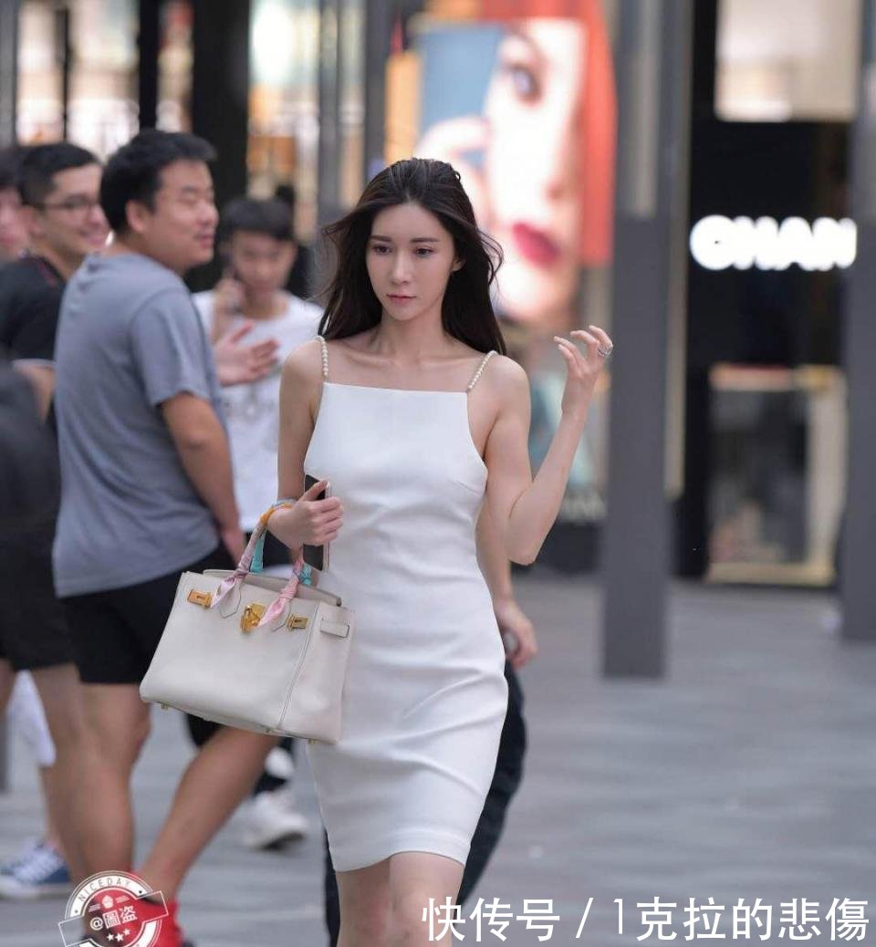 街拍 女神级小姐姐穿大露背连衣裙, 一转身杀伤力真的太大了!