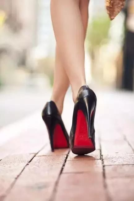 经典性感的黑色红底高跟鞋，表现了女性最性感和张扬的一面