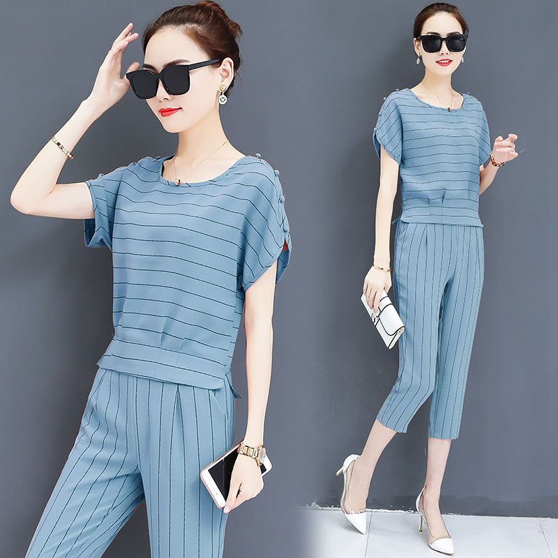 现在70后女人真会打扮，逛街穿时髦套装，回头率比穿热裤都高