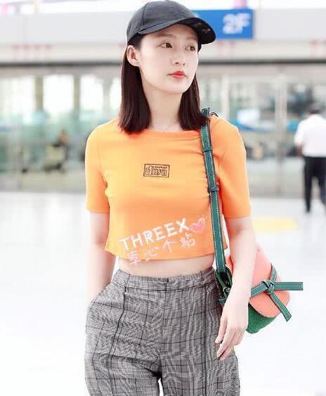李沁穿黄色T恤露肚皮，但“游泳圈”扎眼了，网友：肥肉不管吗