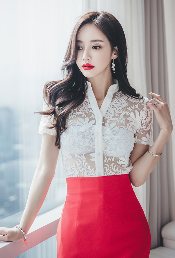 女神孙允珠，葡红浓香干邑雪白花绣及膝裙