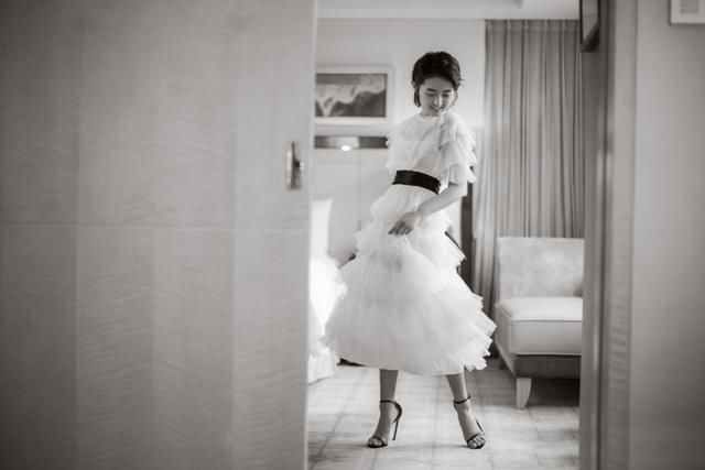 张子枫终于穿成小公主!白色蛋糕裙仙气十足,胸前薄纱透出小性感