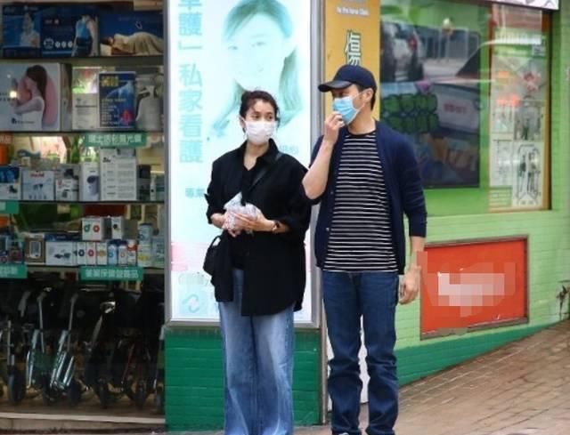  「少女」袁咏仪不愧是购物狂，不顾疫情和张智霖出街购物，穿牛仔裤像少女