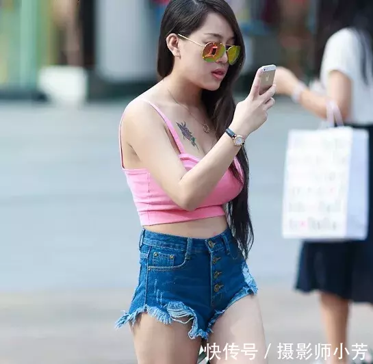 街拍:偶遇一位美女姐姐，身材曼妙，看见她一双脚时却愣眼了！