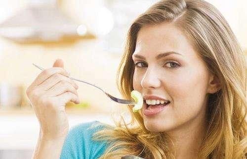 女人35到45岁是“发胖期”,晚上养成3个习惯,体重悄悄降下来