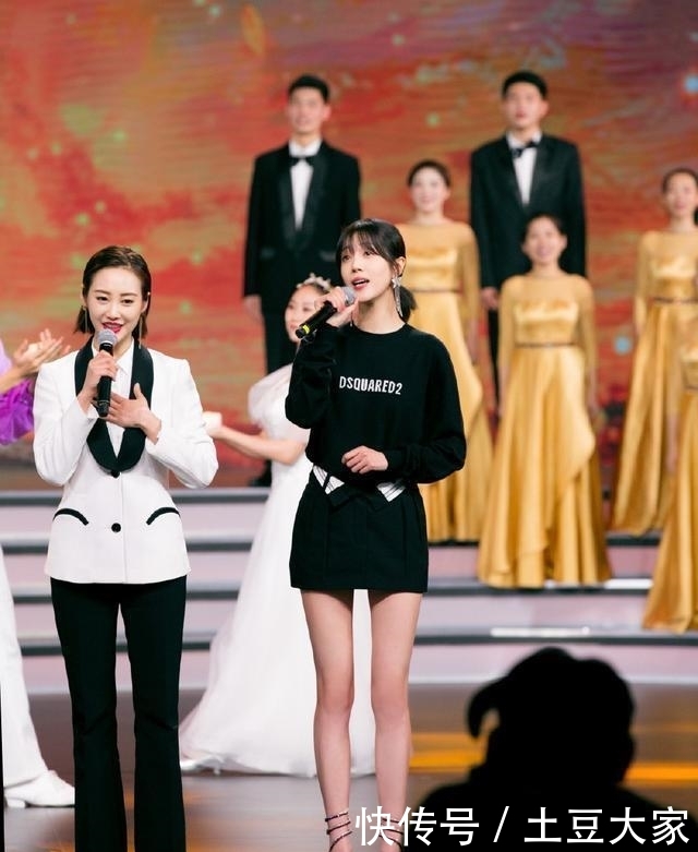 复古■她曾是杨幂工作室的艺人,今穿灯笼袖连衣裙,露美肩复古性感