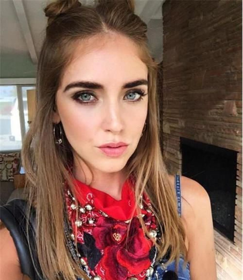  『女人』发际线高的女人别扎高马尾，换个发型更有气质，时尚减龄还不俗