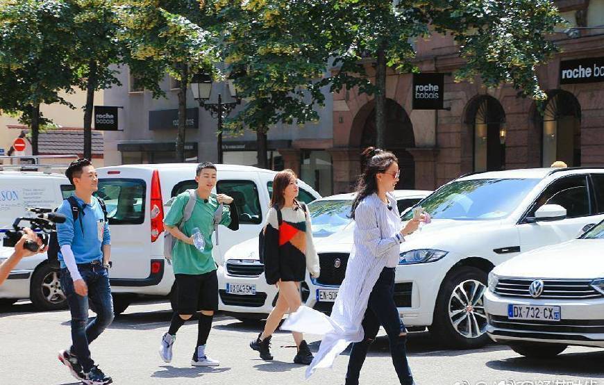 舒淇太厉害了！仅穿了一块绸缎就现身活动，网友：身材好就是任性