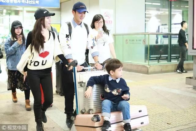 有了这些爱抢镜的萌娃，辣妈们连凹造型都省了！