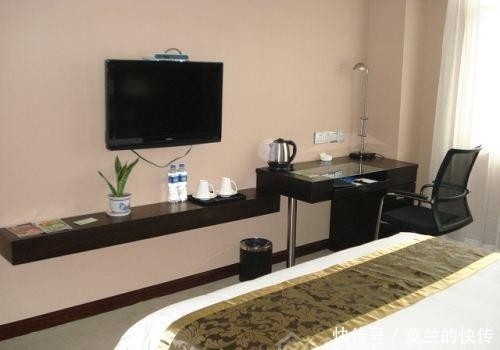 为什么外出旅游住酒店时,要先拔掉电视机插头,很多人不知道原因