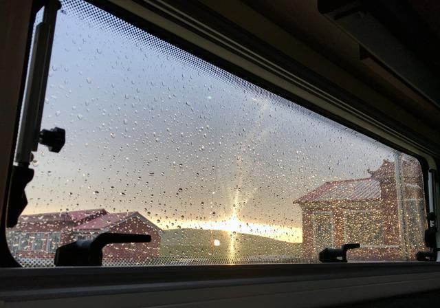 自驾房车在内蒙草原和暴风雨赛跑，被巨大的乌云盖顶是什么感受？