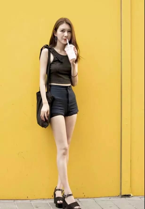 街拍：在街上光彩夺目的俏丽性感美女